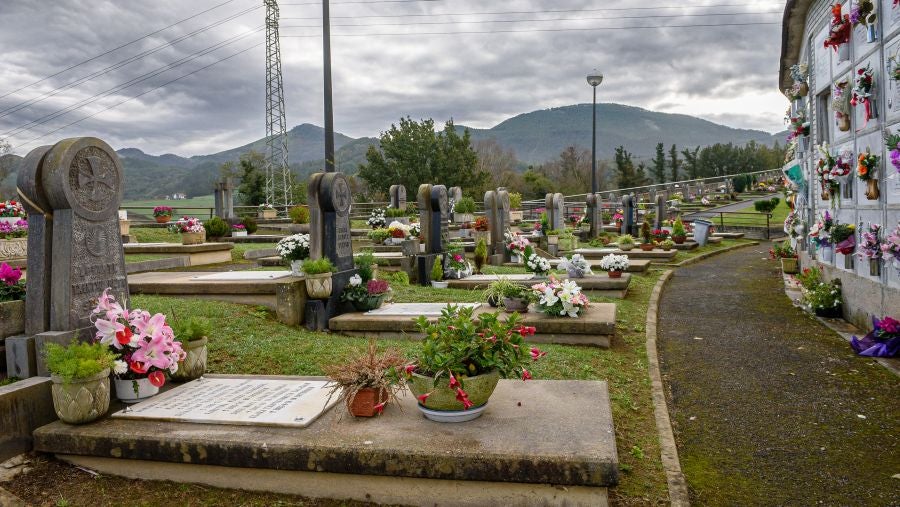 Fotos: Los cementerios se engalanan por Todos los Santos