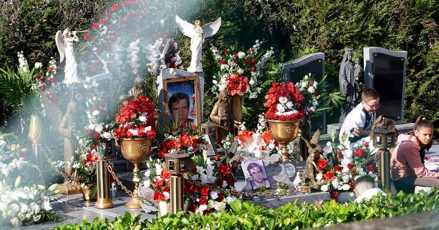 Fotos: Los cementerios se engalanan por Todos los Santos