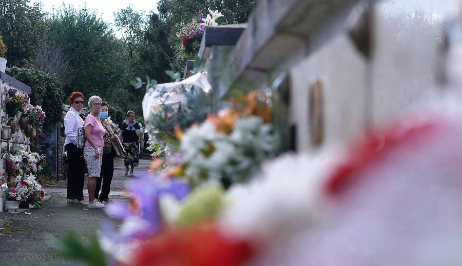 Fotos: Los cementerios se engalanan por Todos los Santos