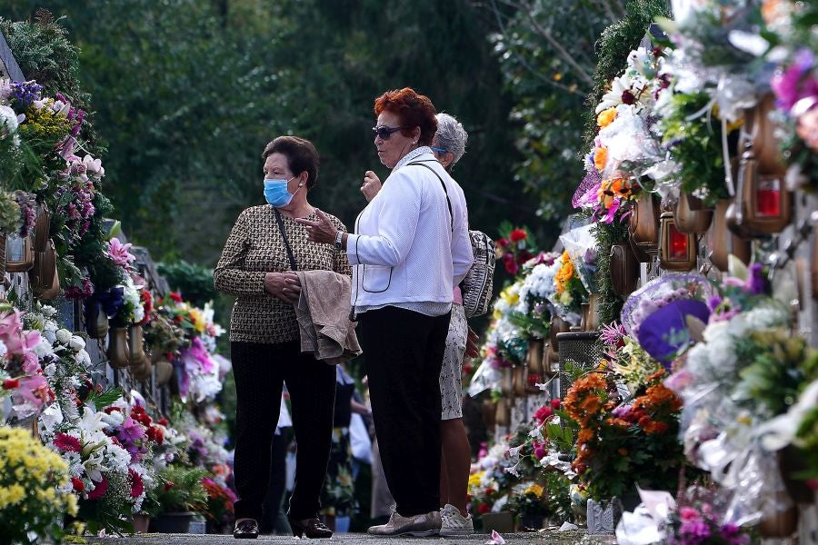 Fotos: Los cementerios se engalanan por Todos los Santos