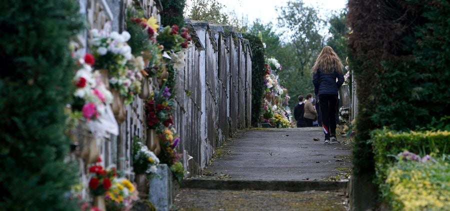 Fotos: Los cementerios se engalanan por Todos los Santos
