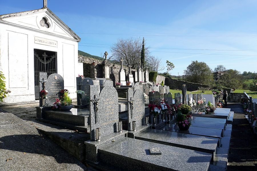 Fotos: Los cementerios se engalanan por Todos los Santos