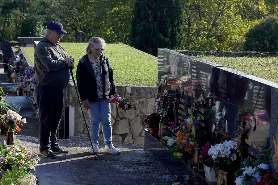 Fotos: Los cementerios se engalanan por Todos los Santos