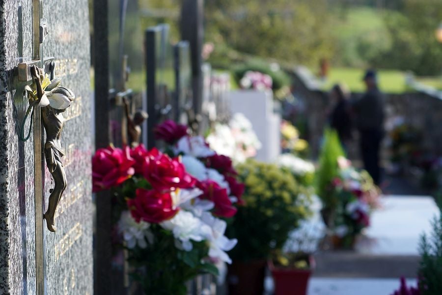 Fotos: Los cementerios se engalanan por Todos los Santos