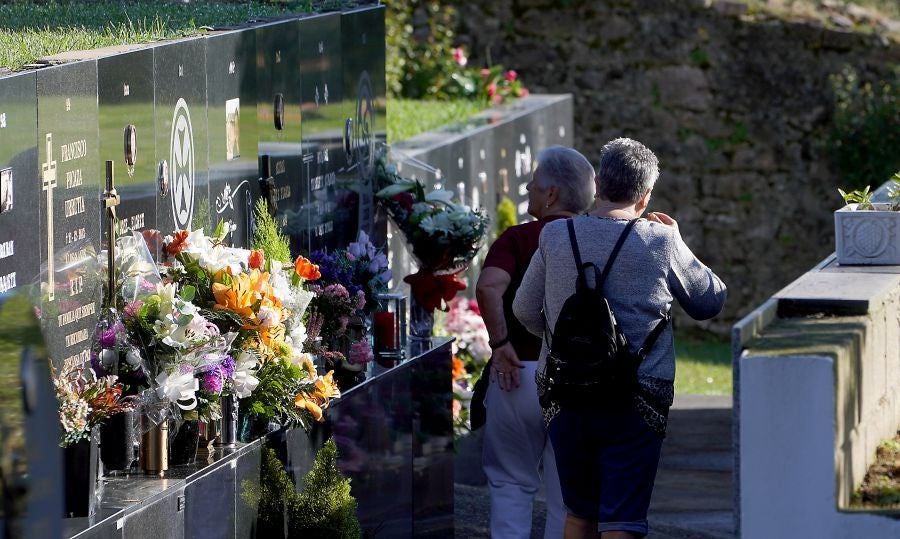 Fotos: Los cementerios se engalanan por Todos los Santos
