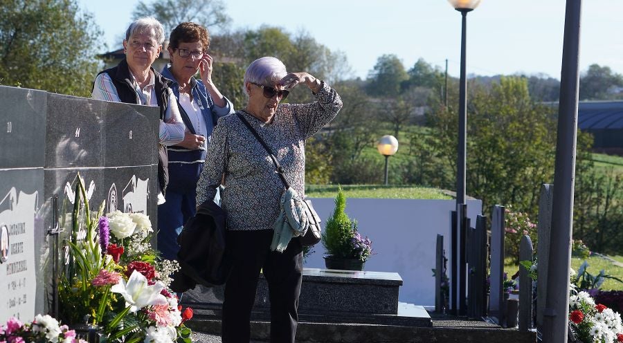 Fotos: Los cementerios se engalanan por Todos los Santos