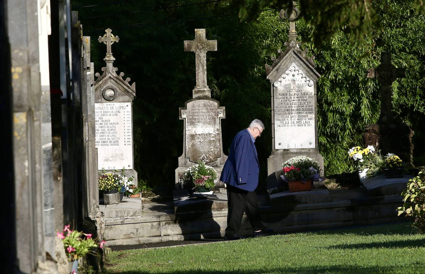 Fotos: Los cementerios se engalanan por Todos los Santos