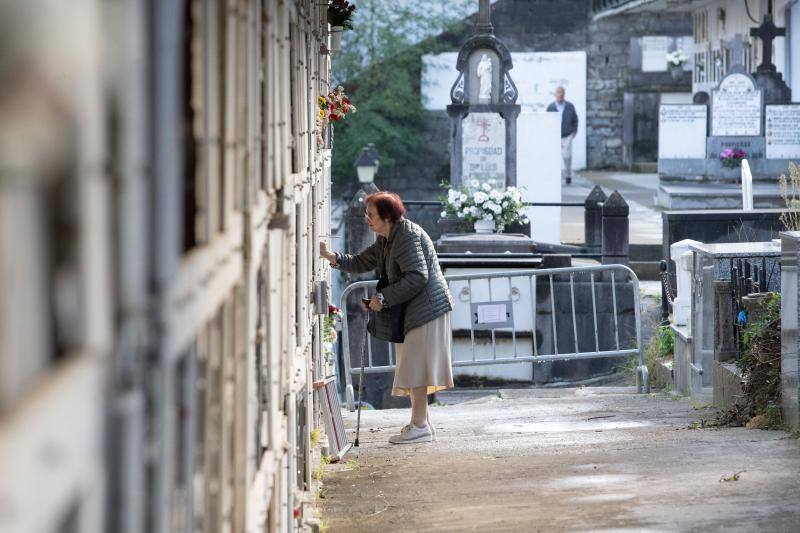 Fotos: Los cementerios se engalanan por Todos los Santos