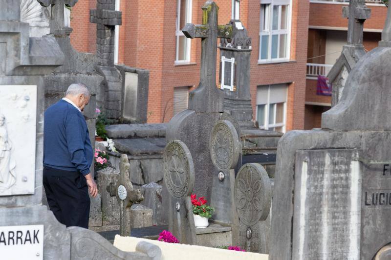 Fotos: Los cementerios se engalanan por Todos los Santos