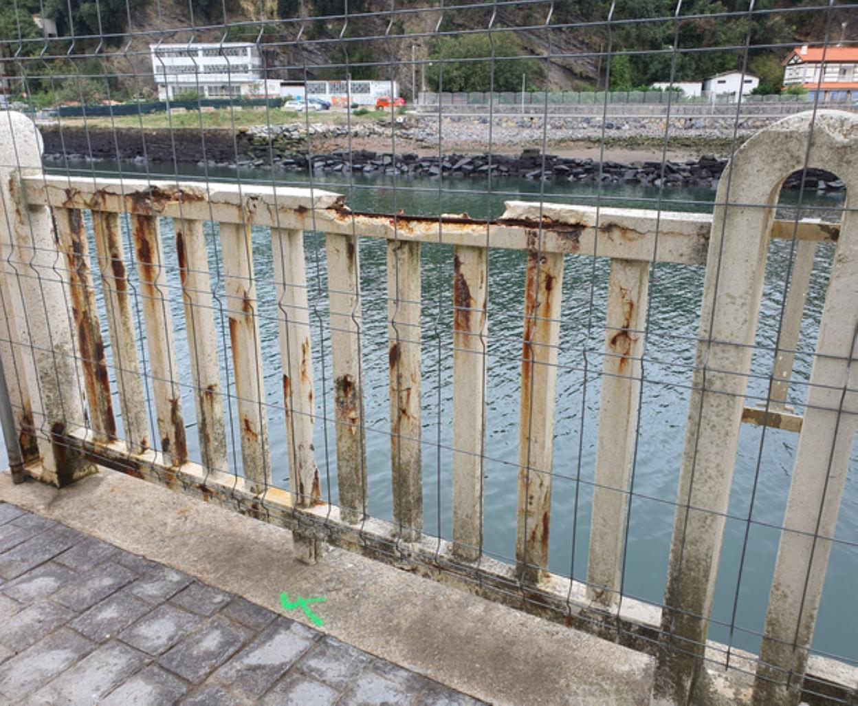 La barandilla de Arrantzale kalea, que está dañada en varios puntos, sera sustituida. 