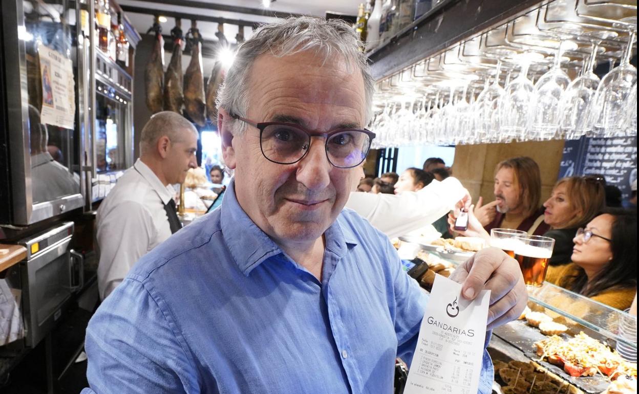 José Mari Agirre, muestra un TicketBai en el bar restaurante Gandarias de Donostia. 
