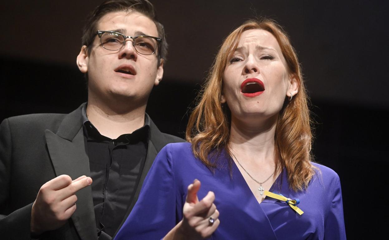 Dos de los coralistas ucranianos del Sofia Chamber Choir,ayer, durante su actuación en la ceremonia declausura del Certamen de Tolosa. 