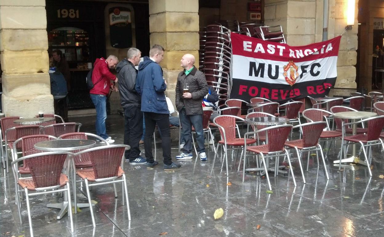 Aficionados del Manchester United en la plaza de la Constitución de San Sebastián.