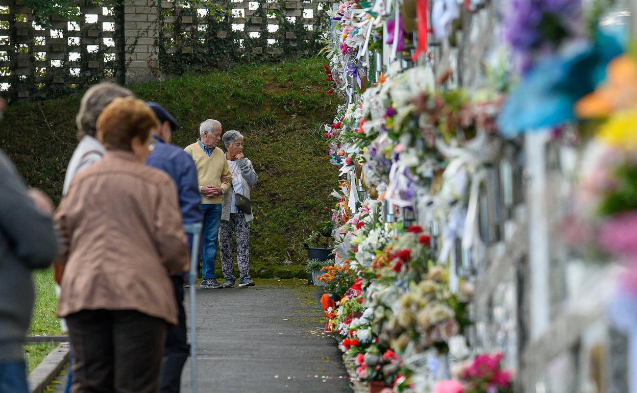 Visitas en el cementerio de Andoain. 