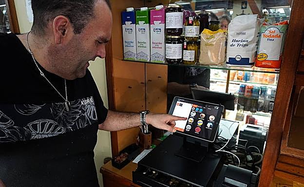Mikel Guilisagasti, en la panadería Adarra, del barrio donostiarra de Amara. 