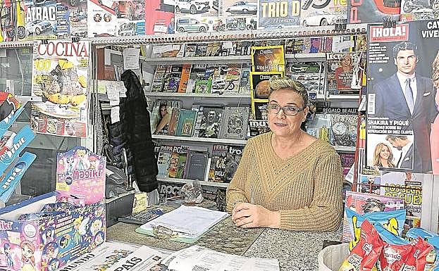 Raquel Gonçalves, con la prensa del día, este martes en el quiosco de la irundarra plaza Ensanche. 