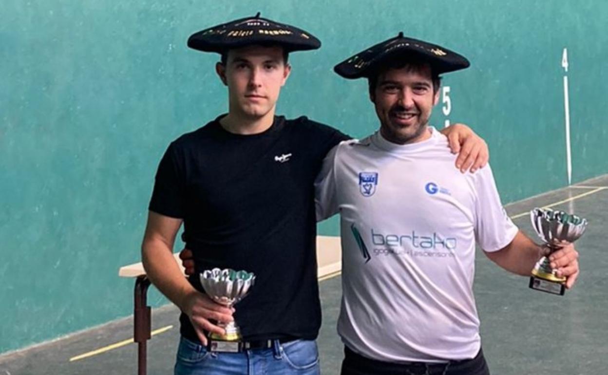 Eneko Martija eta Mikel Sanchez, txapelekin. 