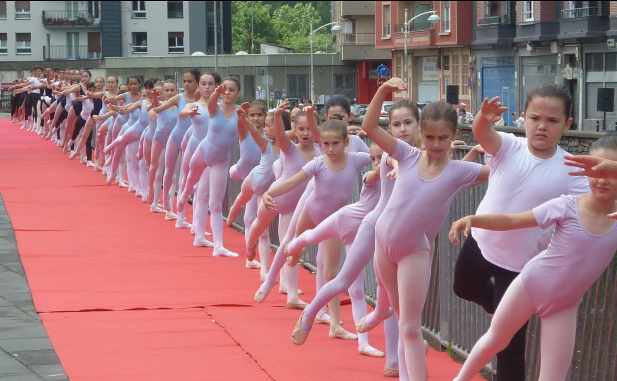 La barra de ballet clásico es una de las propuestas que conforman la programación del Festival de Danza de Pasaia. 