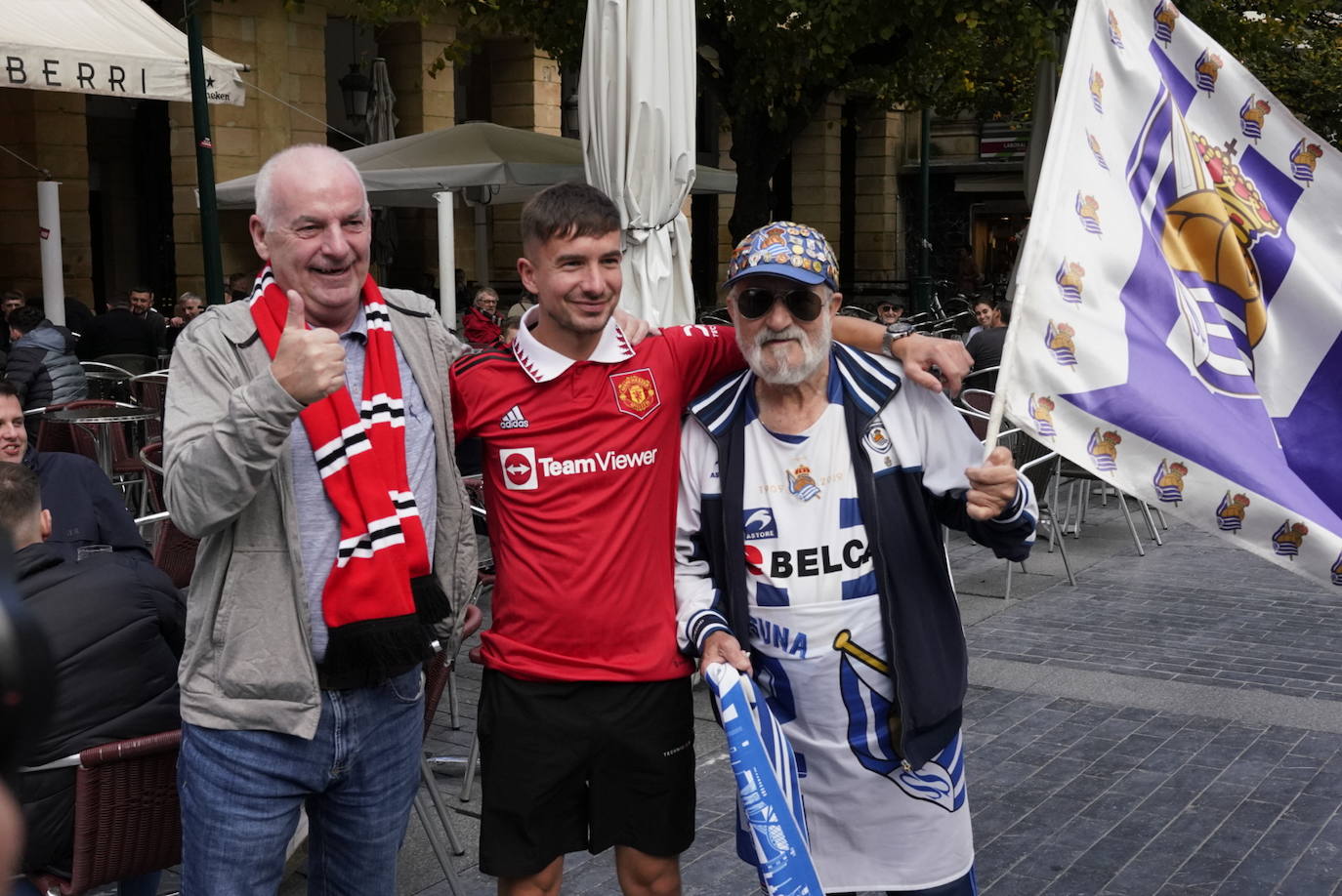 Fotos: Los seguidores del Manchester United se lo pasan en grande en Donostia