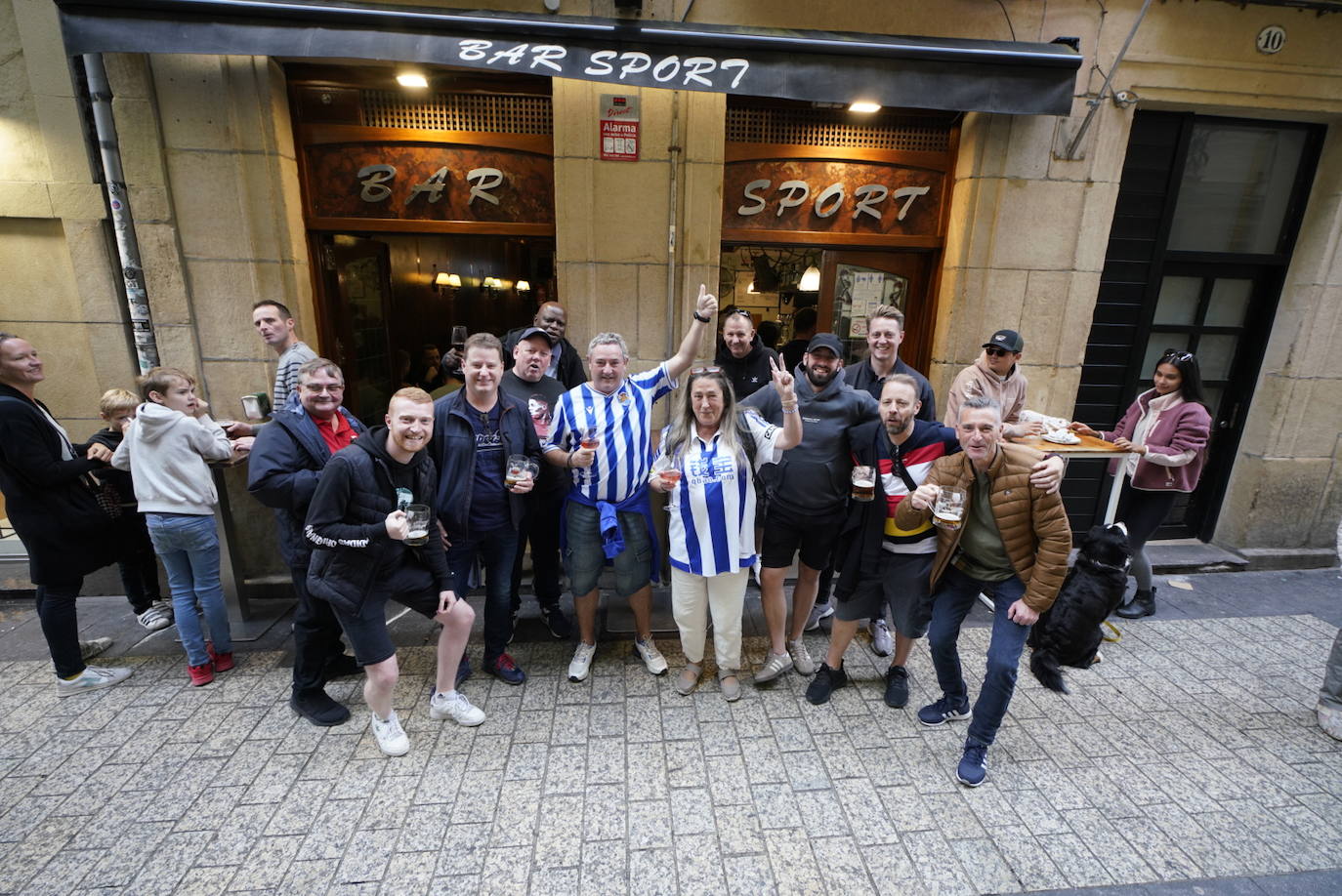 Fotos: Los seguidores del Manchester United se lo pasan en grande en Donostia