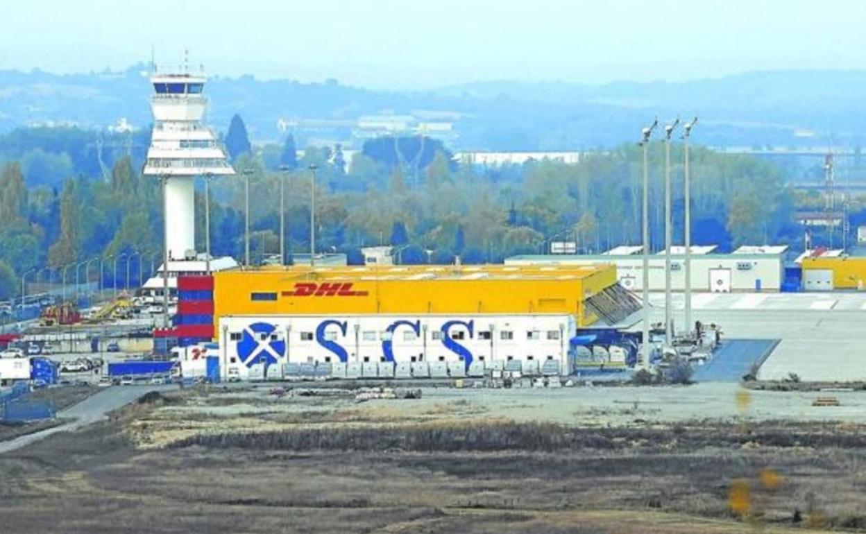 Imagen del polígono de Foronda con la torre de control a un lado. 