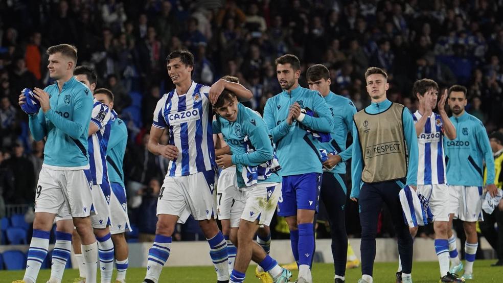 La plantilla se acerca a la grada Zabaleta a festejar el primer puesto en el grupo con la afición. 