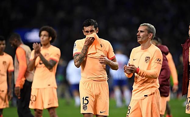 Los jugadores del Atlético se despiden de su afición tras caer en Oporto. 