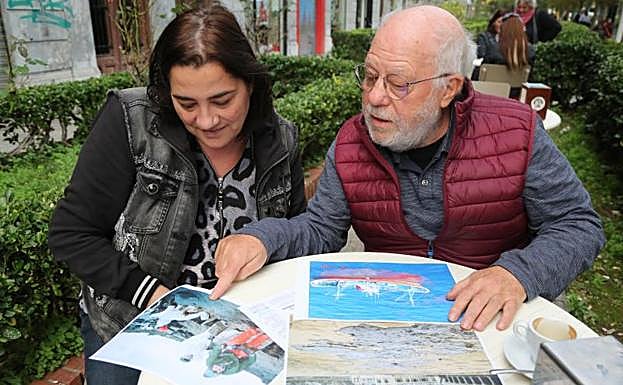 Los donostiarras Elena Rey y José Ramón Varela con algunas imágenes de la tragedia. Ellos fueron dos de los cientos de voluntarios que viajaron a Galicia para ayudar en las tareas de limpieza