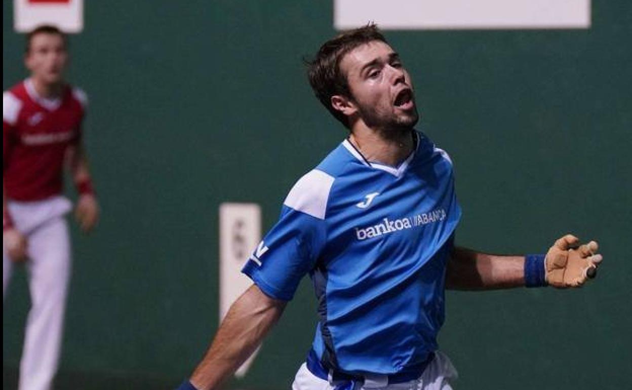 Mikel Eskuza golpea la pelota en una foto de archivo.