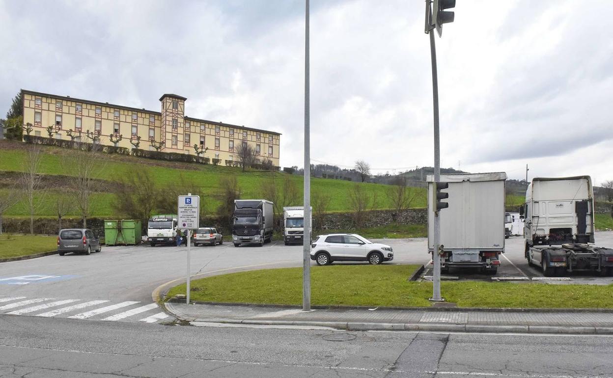 El nuevo hospital de titularidad pública se construirá en el solar de Iurreamendi., donde ahora existe un aparcamiento.