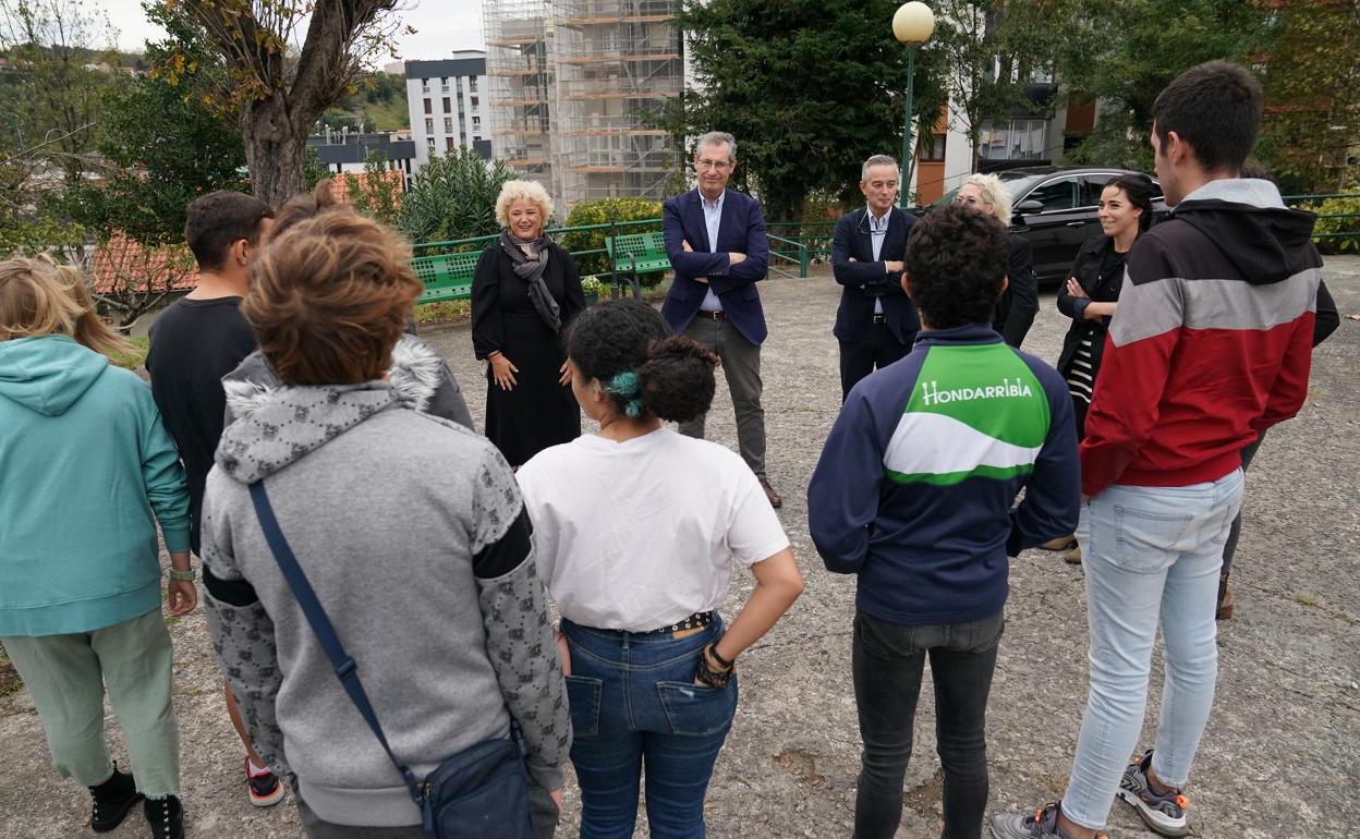 Peña y Olano, con usuarios y trabajadores del nuevo centro Zubi Etxe.