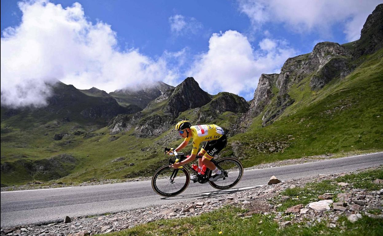 Tadej Pogacar, durante el descenso del Tourmalet en el Tour de Francia de 2021.