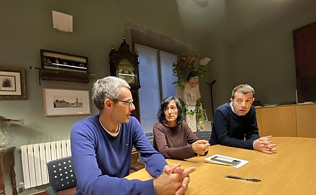 La alcaldesa Olatz Peon y los concejales Xarles Iturbe y Egoitz Sorozabal, esta tarde en el Ayuntamiento.