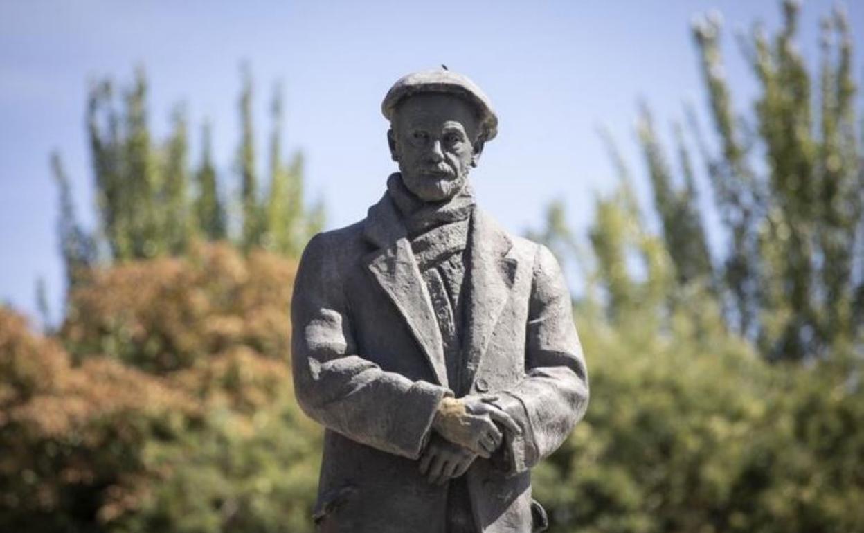 La estatua dedicada a Pío Baroja en la cuesta de Moyano madrileña.