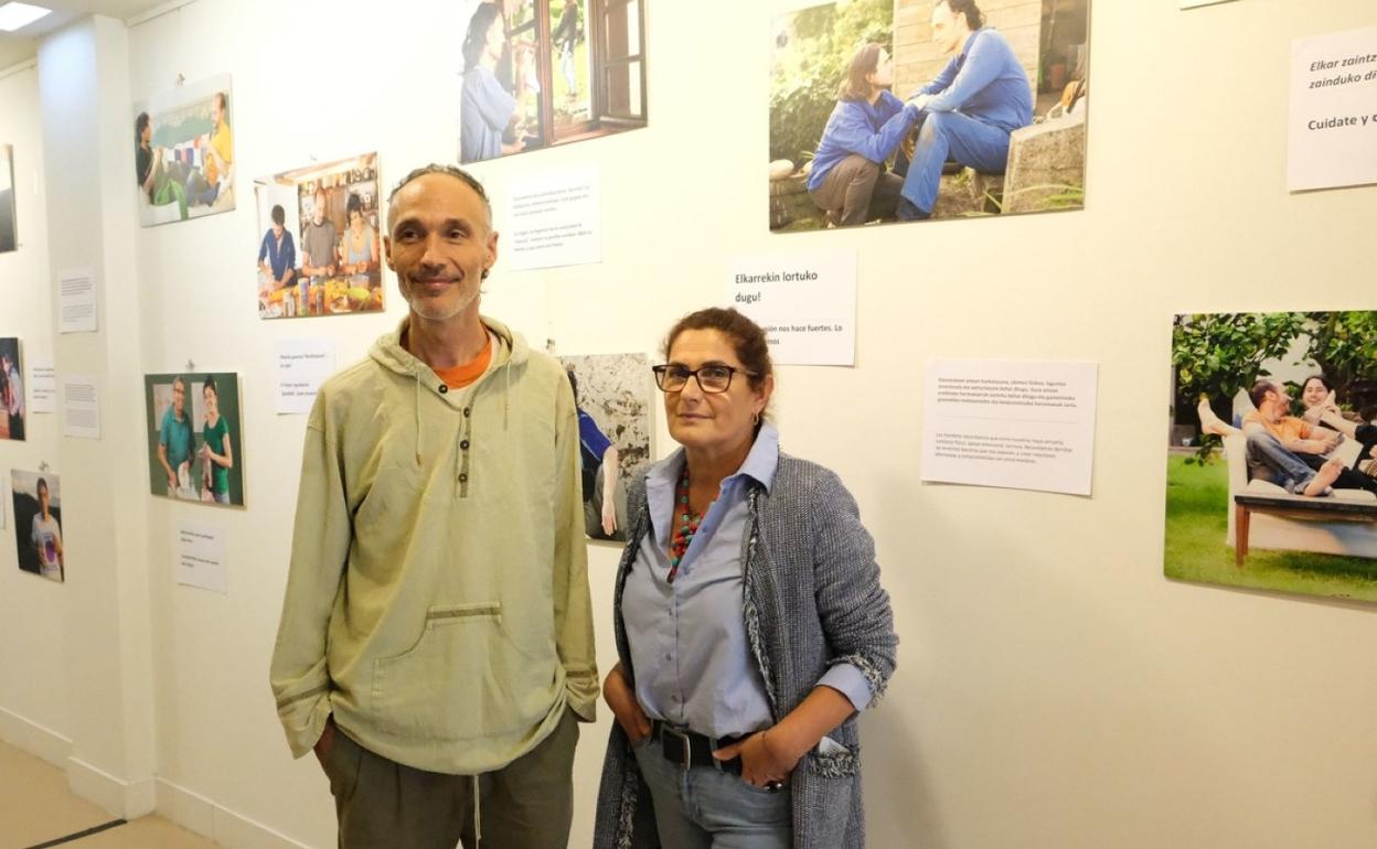 Juanma Feito, de Piper txuriak, y Arantxa González ayer en la inauguración de la exposición. 