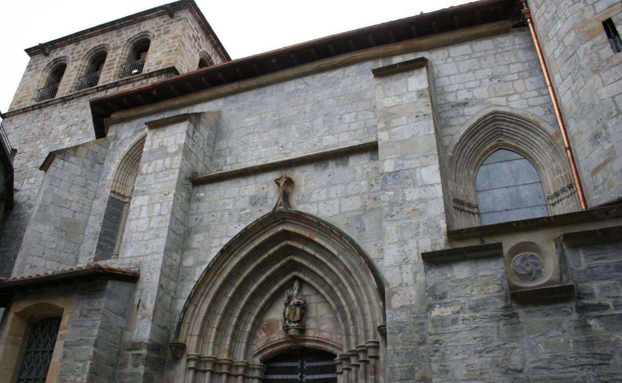 Tras escapar de la cárcel de la villa, la acusada se acogió a sagrado en la iglesia donde robó el candelero. 