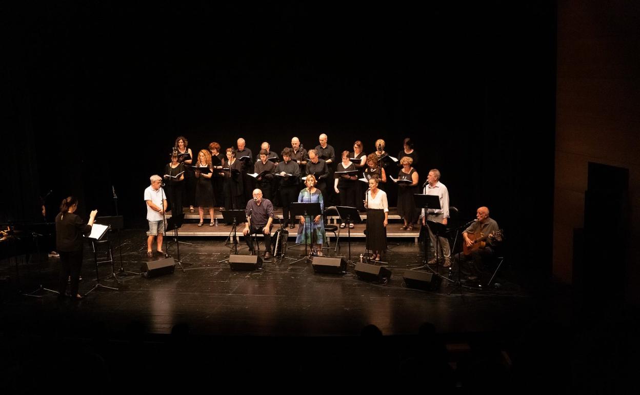 Sostoa Abesbatza ofreció el pasado mes de junio un concierto con el grupo musical Oskarbi. 