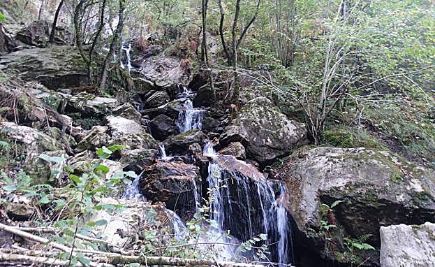 Galería. La cascada de Aitzondo, desde el camino de los cinco túneles. 