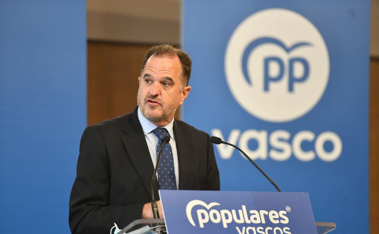Carlos Iturgaiz en una comparecencia en la sede del PP en Donostia. 