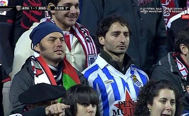 Imagen principal - Arriba, en San Mamés en el derbi de 2013. Foto del medio, con sus amigos, todos realistas. Abajo, en el Brasileirao.