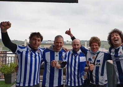 Imagen secundaria 1 - Arriba, en San Mamés en el derbi de 2013. Foto del medio, con sus amigos, todos realistas. Abajo, en el Brasileirao.