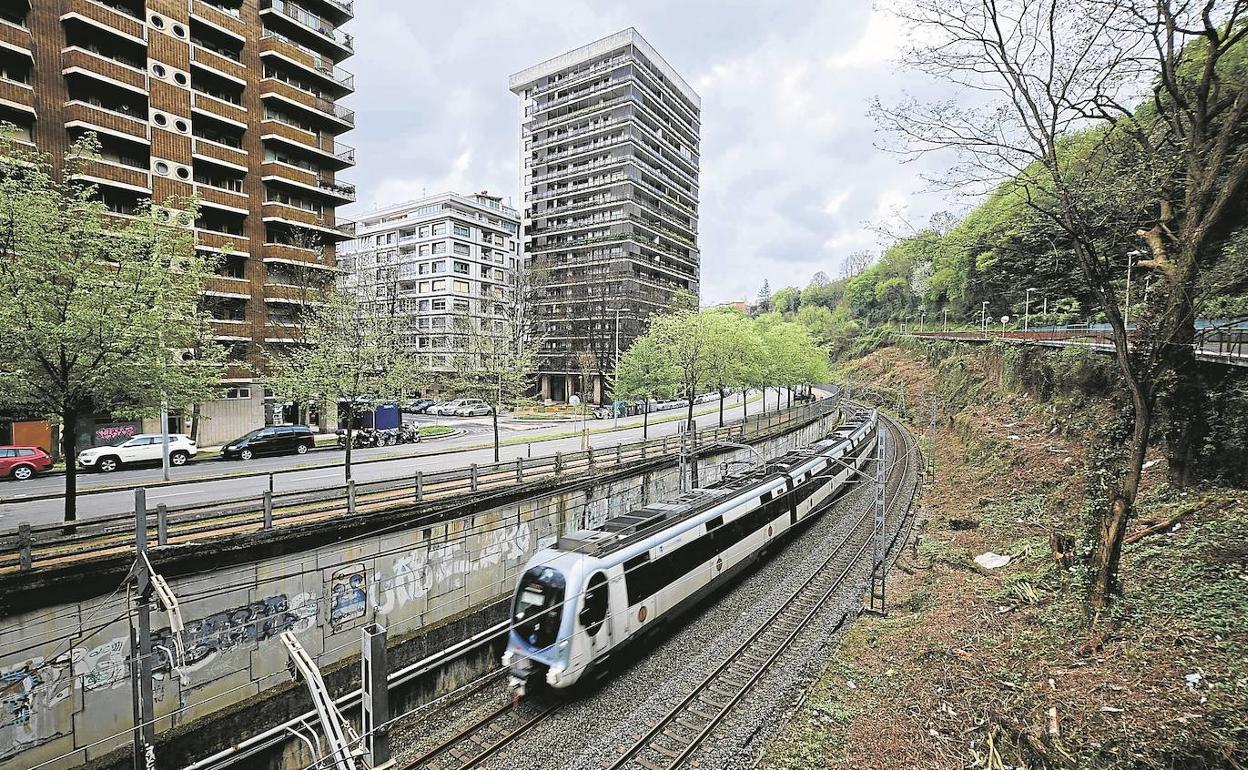 El Topo circula frente a las viviendas del paseo de Errondo, que sufren las molestias que genera el tráfico ferroviario. 
