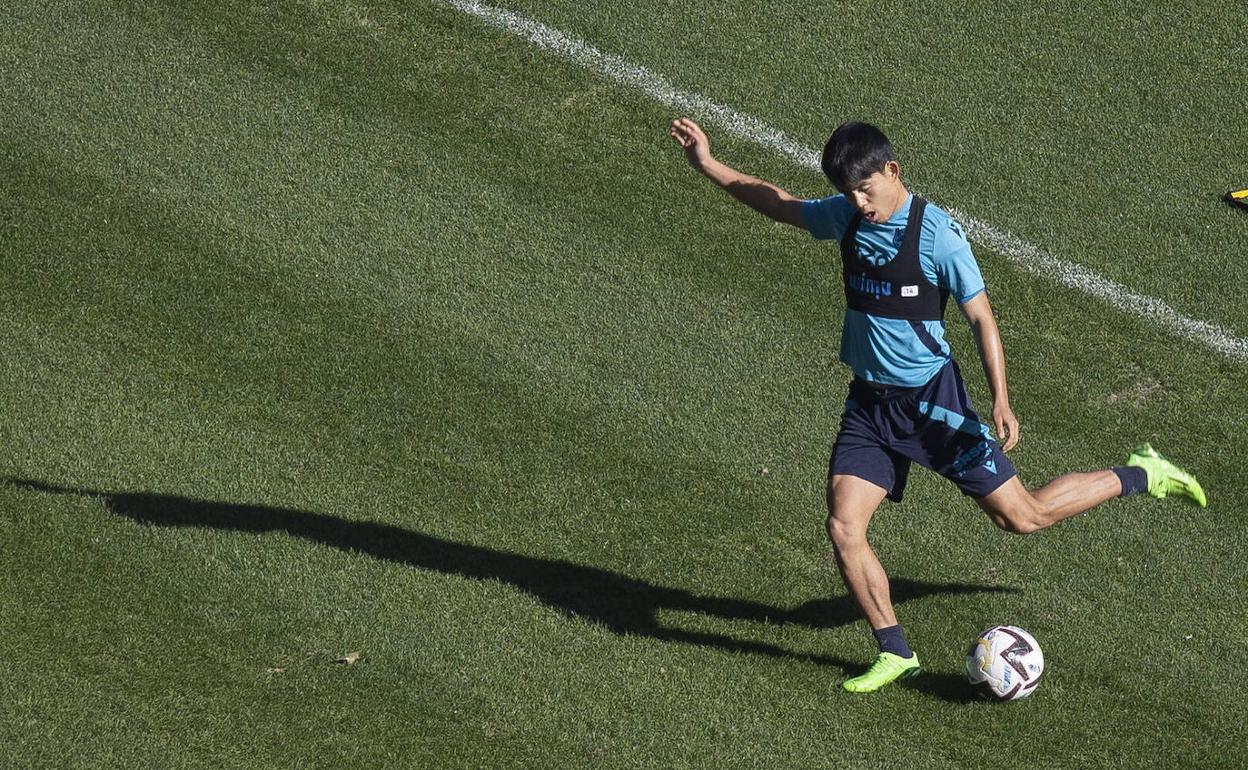 Kubo, durante el entrenamiento personalizado que llevó a cabo el miércoles en Zubieta.
