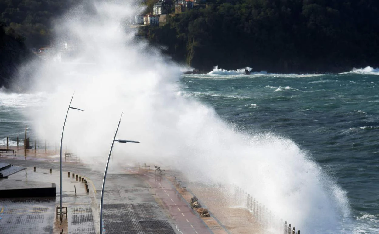 Multa En riesgo Semicírculo El primer temporal del otoño deja olas de hasta 5 metros en la costa  guipuzcoana | El Diario Vasco