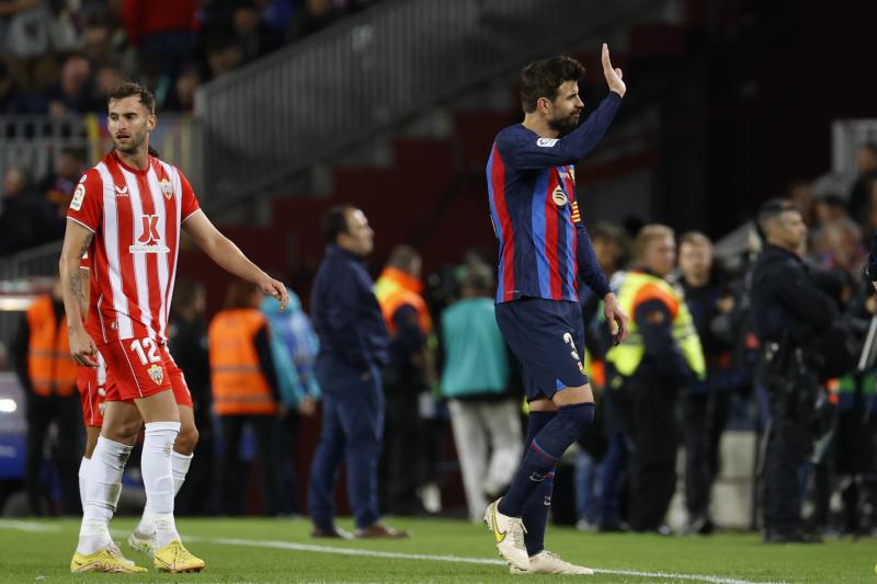 Piqué saluda a la grada del Camp Nou al descanso.