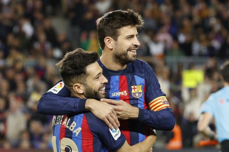 Piqué se abraza a Jordi Alba minutos antes del comienzo del partido contra el Almería.