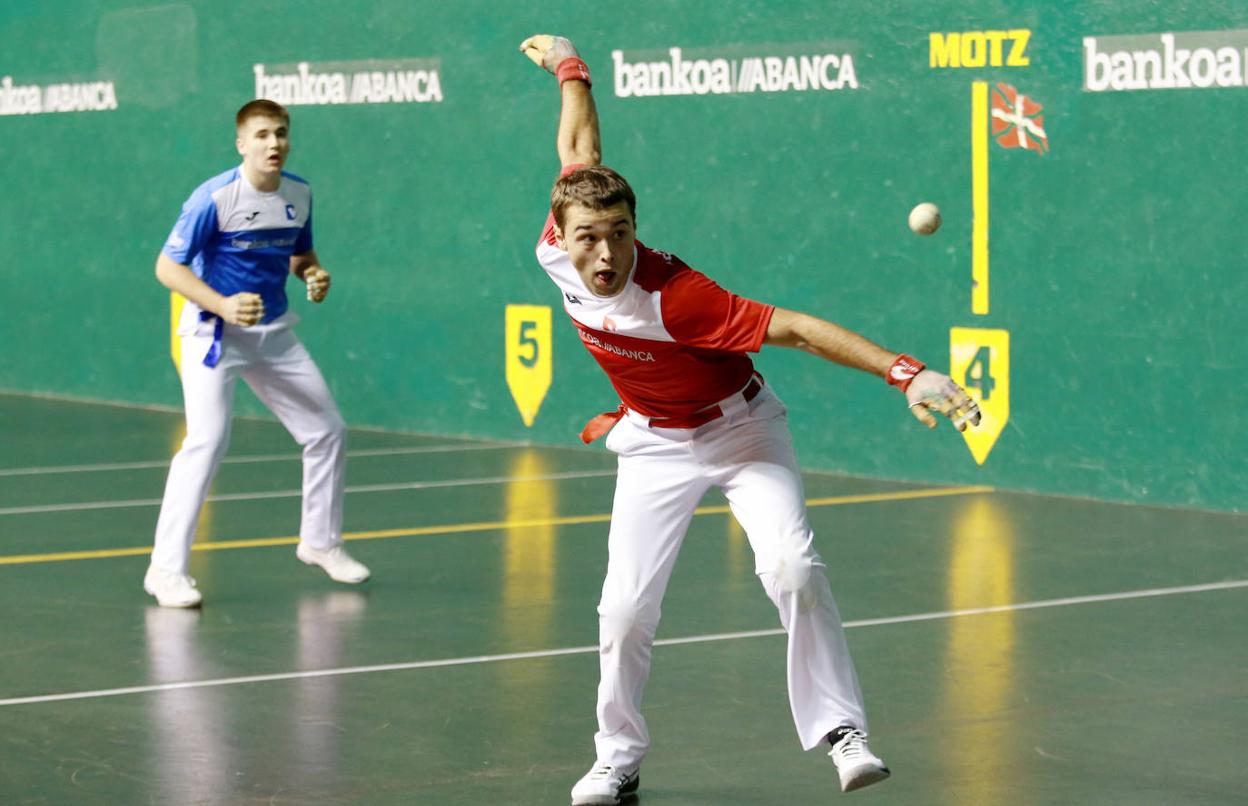 Mikel Aranbarri golpea de derecha ante Oihan Etxeberria. 