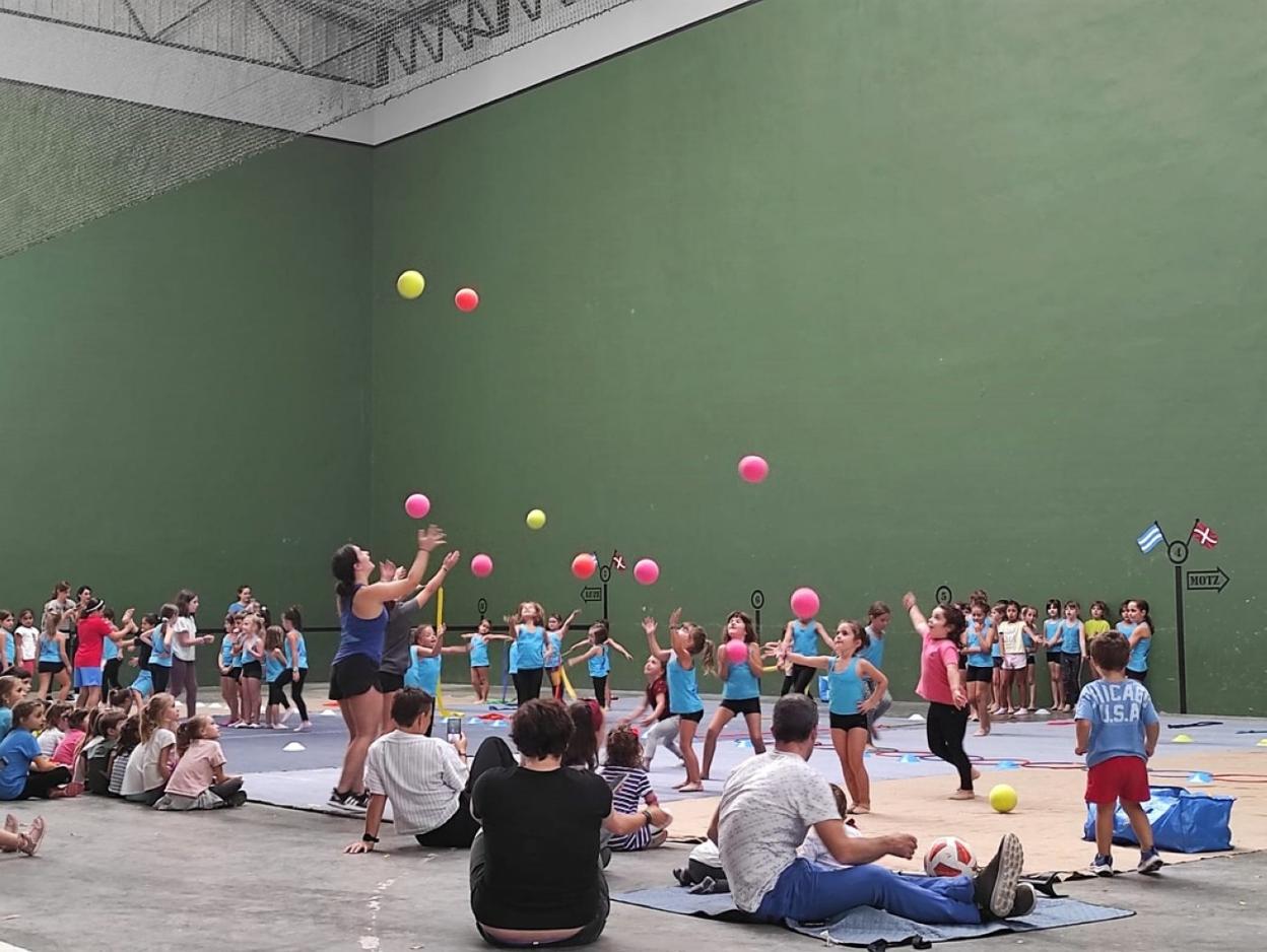 Gimnasia erritmikoa probatu zuten herriko gaztetxoek. 