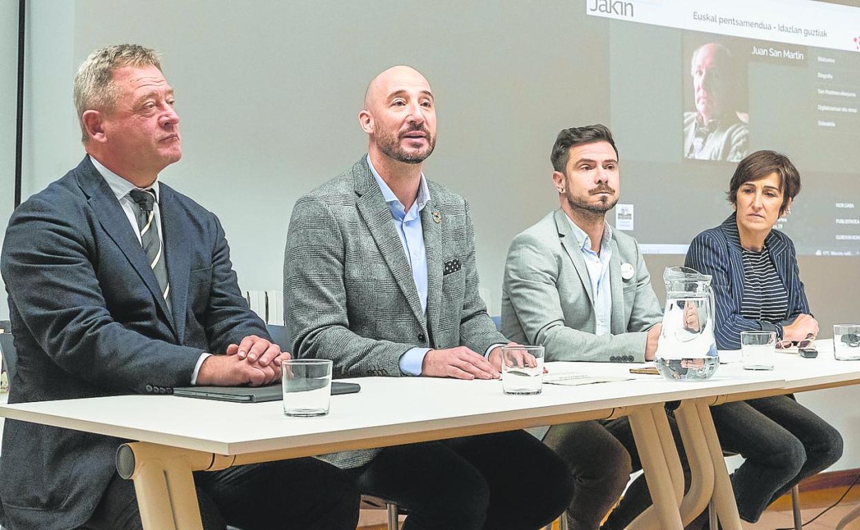 Representantes del Gobierno Vasco, Diputación, Ayuntamiento y la Fundacióm Jakin presentaron la digitalización de la obra de San Martín. 