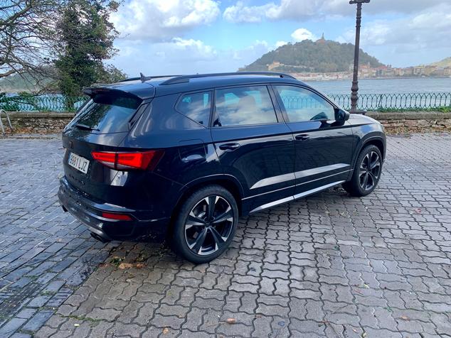 Otro punto de vista del Cupra Ateca en pleno centro de San Sebastián, con la Bahia de la Concha al fondo.